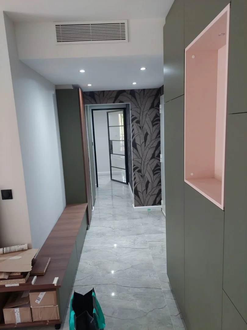 Couloir rénové avec niches murales, spots encastrés et sol carrelé