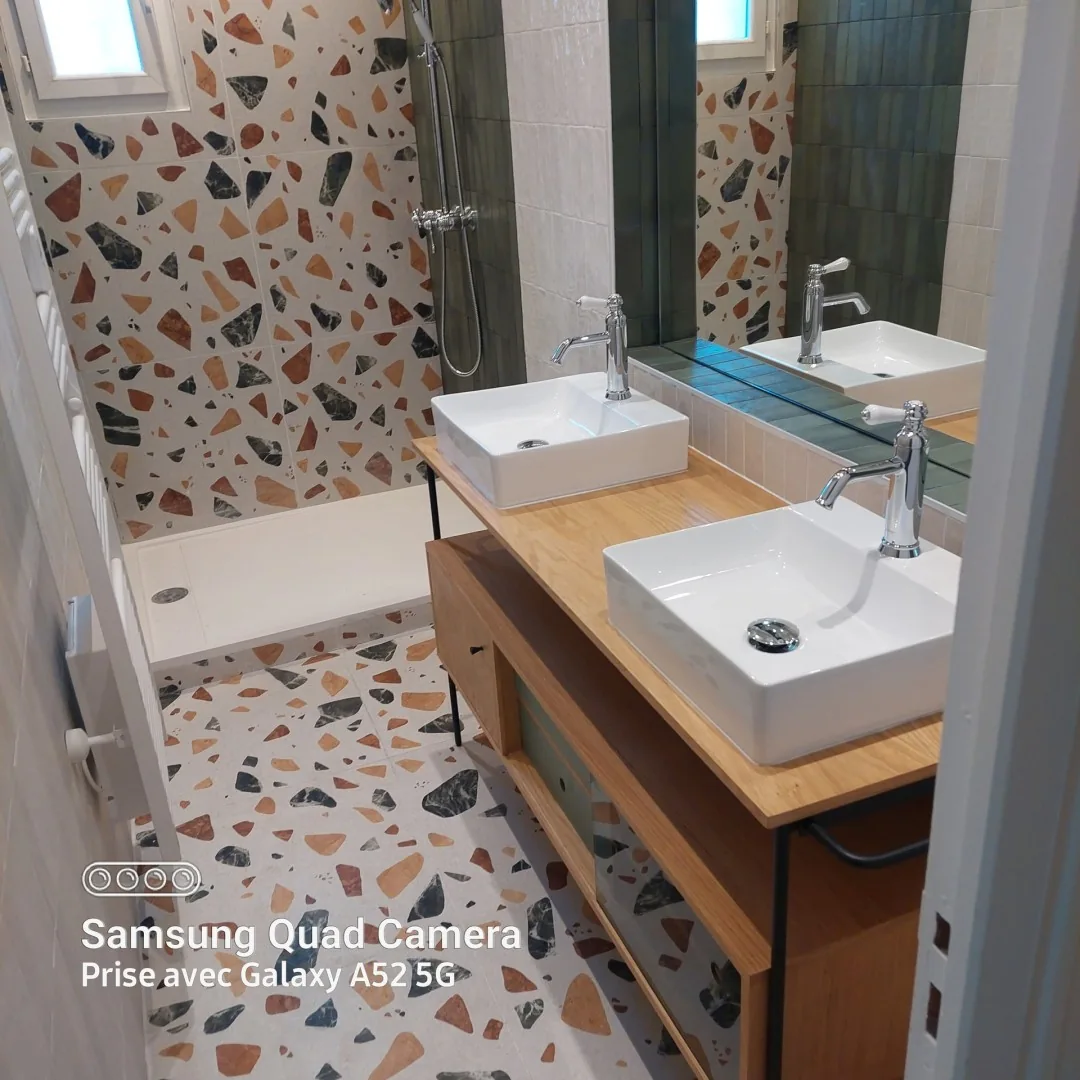 Salle de bain avec carrelage terrazzo et double vasque
