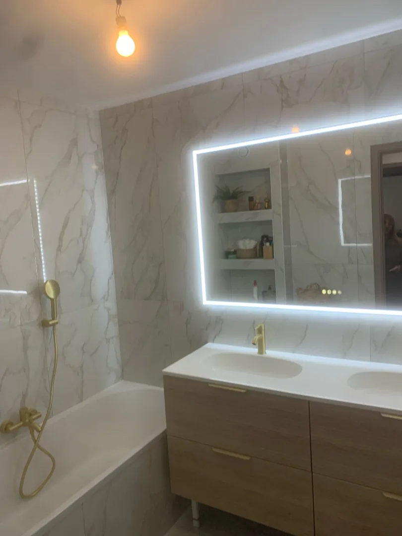 Salle de bain avec meuble vasque en bois et miroir lumineux